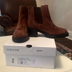 NWT Geox Damiana Oil Sued Brown Chelsea Boots - Size 8
